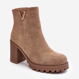 WJ2 Botines Mujer Tacón Alto Ante Con Adorno, Beige Fuerte 1
