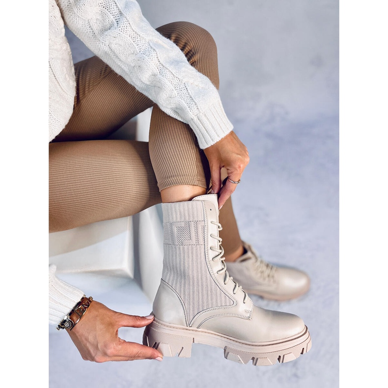 Trabajadores con una parte superior Calling Beige flexible 1 Trabajadores con una parte superior Calling Beige flexible 1