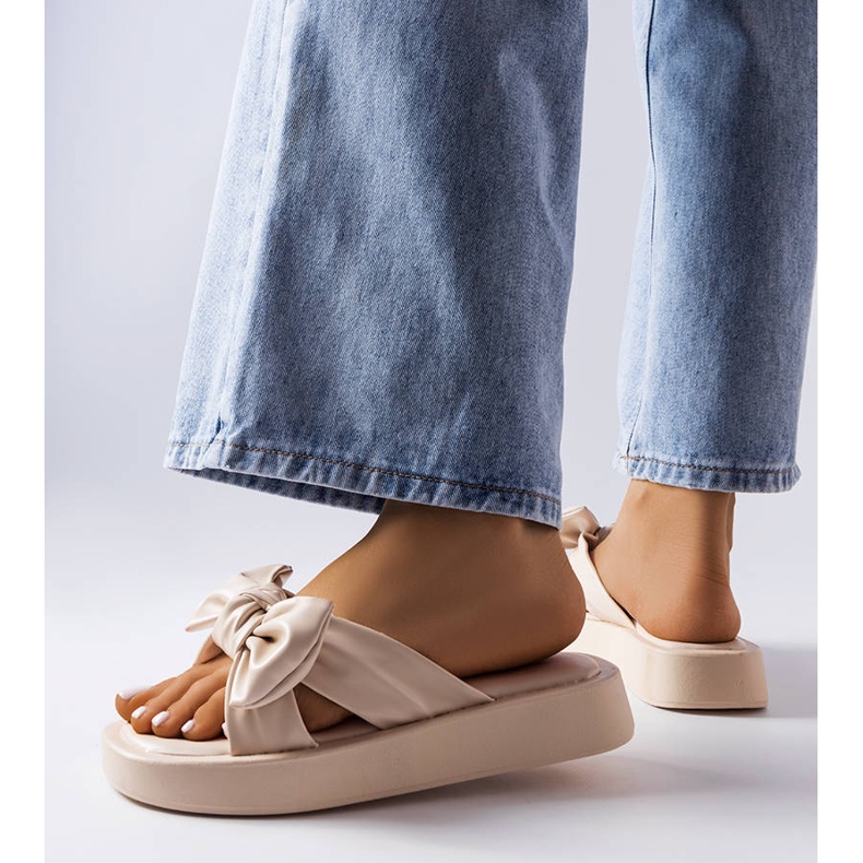 Sandalias beige con plataforma y lazo de Edvard 1