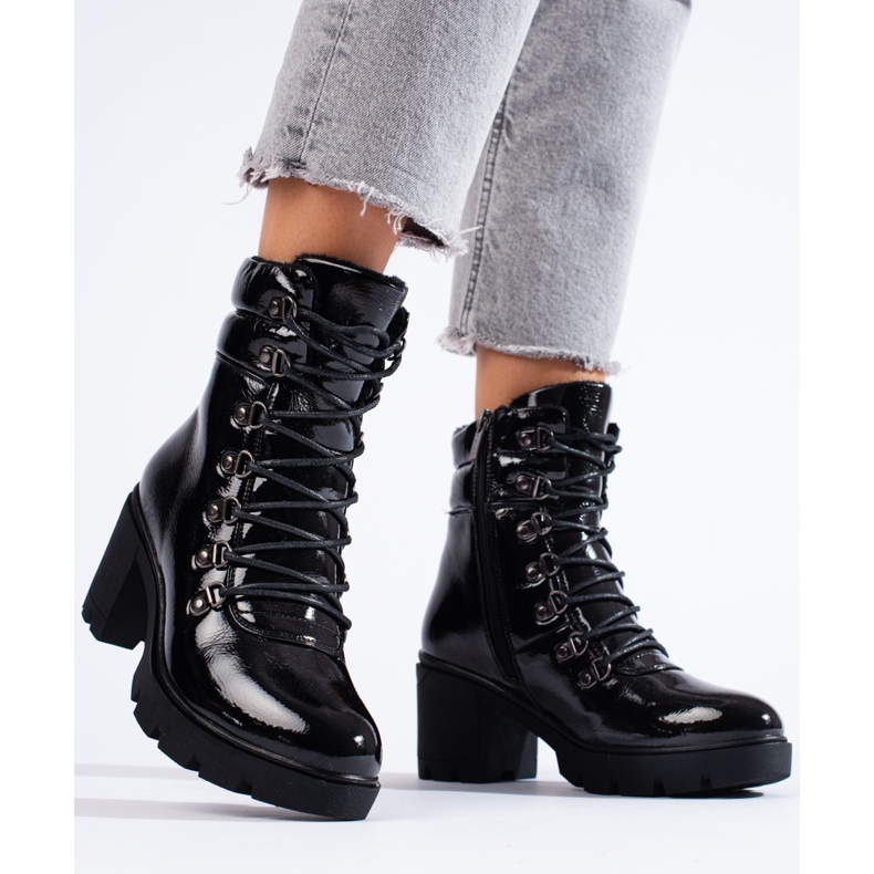 Botas aislantes de mujer trabajadora fabricadas en charol ecológico. negro 1