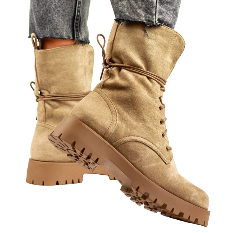 Botas trabajadoras mujer ante cordones beige 1