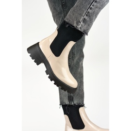 Trabajadores de charol beige con parte superior flexible. 4