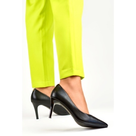Tacones altos clásicos negros de mujer hechos de cuero ecológico. 4