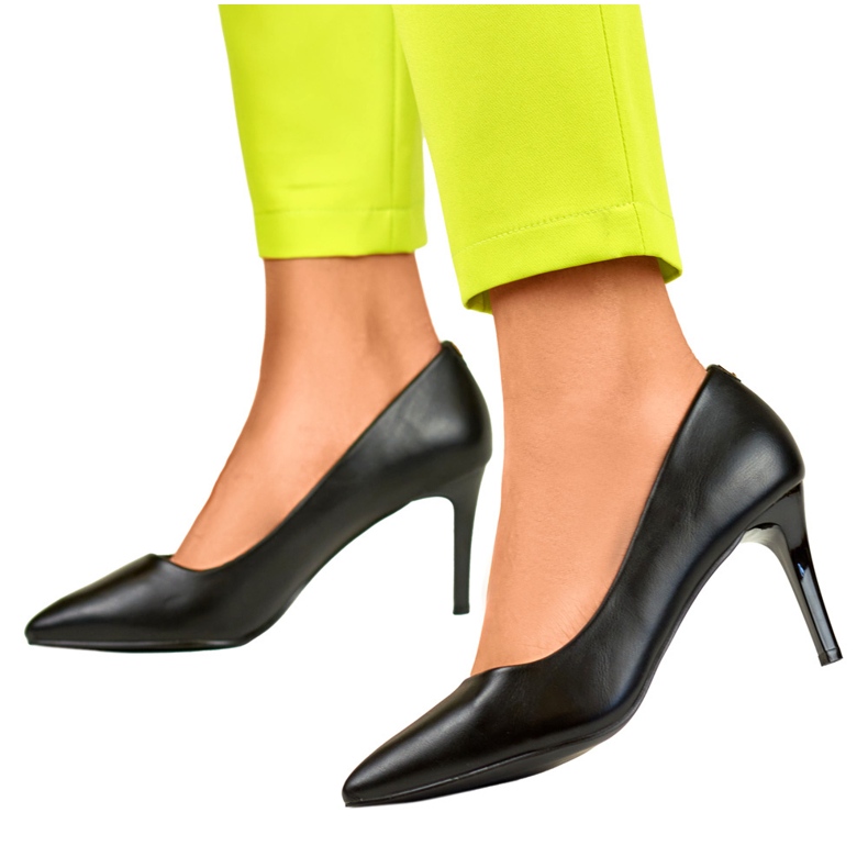 Tacones altos clásicos negros de mujer hechos de cuero ecológico. 1 Tacones altos clásicos negros de mujer hechos de cuero ecológico. 1