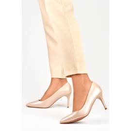 Tacones bajos de mujer en polvo. beige 3