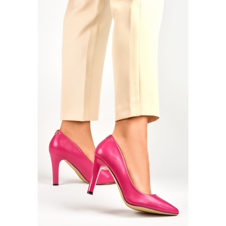 Zapatos de salón rosas con tacón de aguja grueso. 2