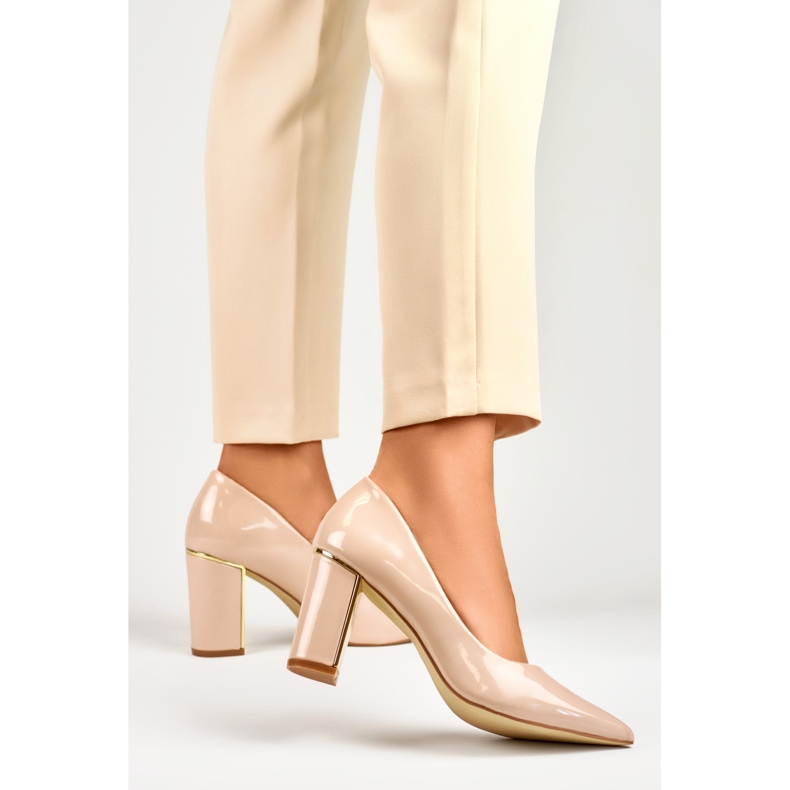 Zapatos de salón de charol brillante para mujer con un cómodo tacón alto. beige 1 Zapatos de salón de charol brillante para mujer con un cómodo tacón alto. beige 1