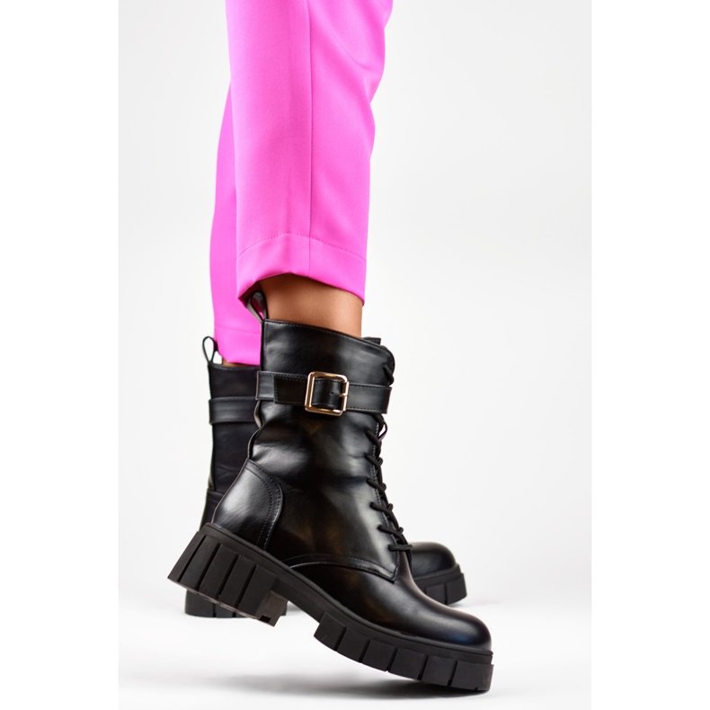 Zapatos negros elegantes para trabajadoras con suela gruesa. 1