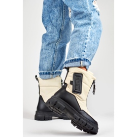 Botas de nieve de mujer beige con suela negra. 2