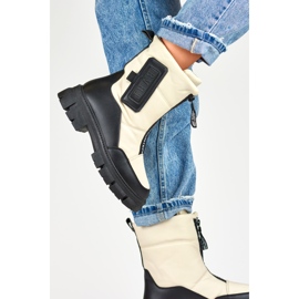 Botas de nieve de mujer beige con suela negra. 5