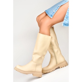 Botas beige con parte superior ancha de cuero ecológico. 3