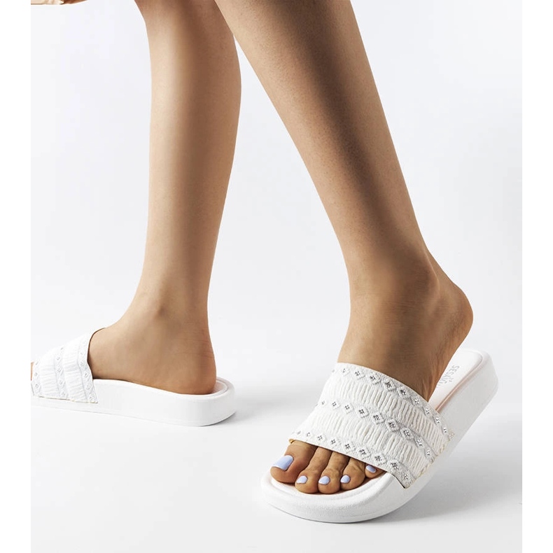 Chanclas blancas decoradas con volantes de Ernest blanco 2