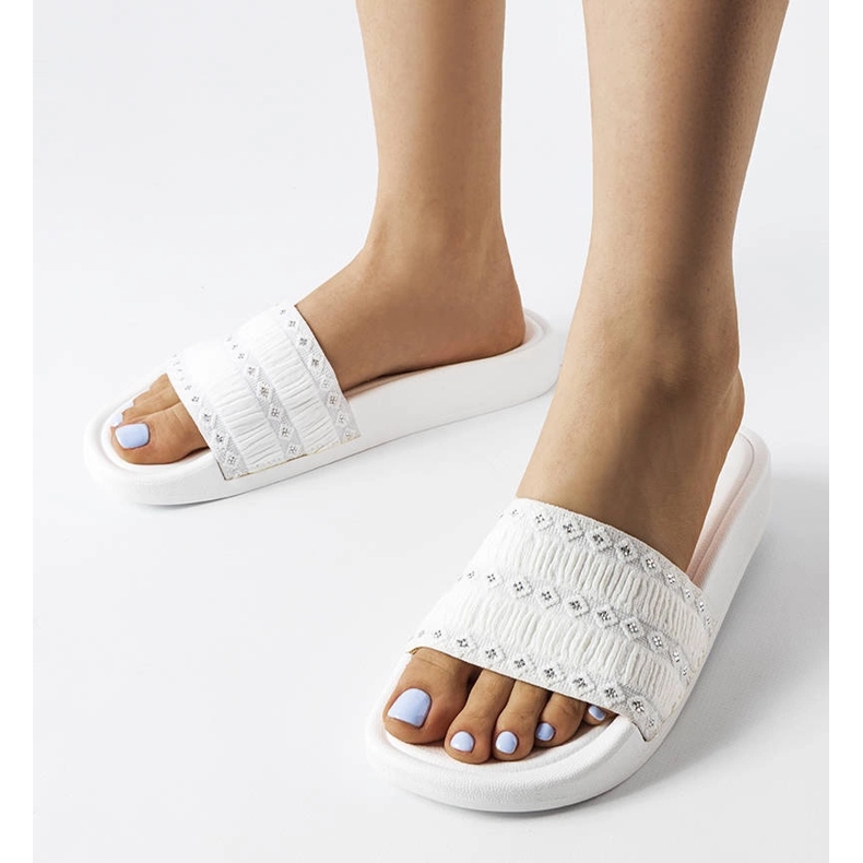 Chanclas blancas decoradas con volantes de Ernest blanco 1