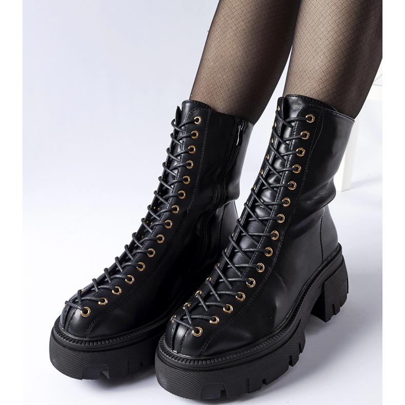 Botas aislantes negras decoradas con ribetes de Amla. negro 1 Botas aislantes negras decoradas con ribetes de Amla. negro 1