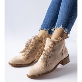 Botines beige con pedrería y encaje de Belviglieri 1