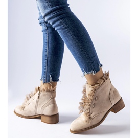 Botines beige con pedrería y encaje de Belviglieri 2