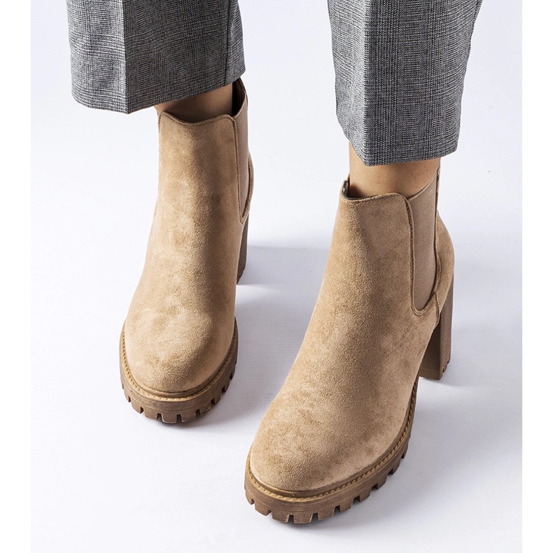 Botines beige con tacón Montelparo macizo. 1 Botines beige con tacón Montelparo macizo. 1