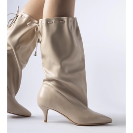 Botas beige con tacón bajo de Deserres 1