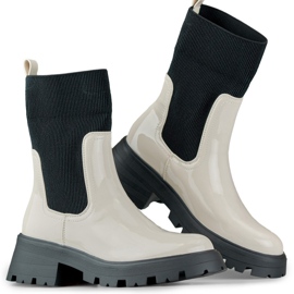 Trabajadores de charol beige con parte superior flexible. 3