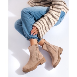 Botines de ante beige con cremallera decorativa de Vinceza 1