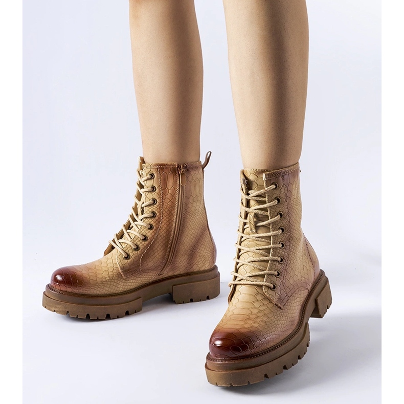 Botas animal print beige oscuro de Suviana 1