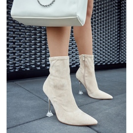 Botines beige con tacón decorativo de Ferguson 3