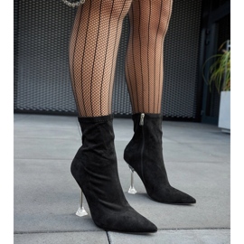Botines Ferguson negros con tacón decorativo. 1