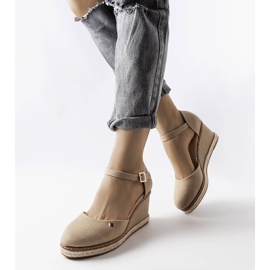 Alpargatas con cuña beige de Adelinda 1