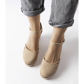 Alpargatas con cuña beige de Adelinda 2