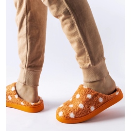 Pantuflas calentitas naranjas con lunares blancos. 1