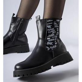 Botines aislantes negros con inscripciones. 1