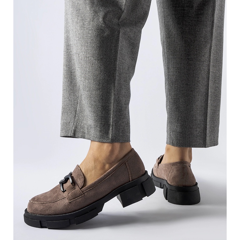 Mocasines marrones macizos con hebilla. marrón 1