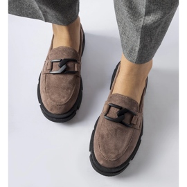 Mocasines marrones macizos con hebilla. marrón 2