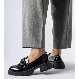 Mocasines de charol negro con cadena Suelli 1