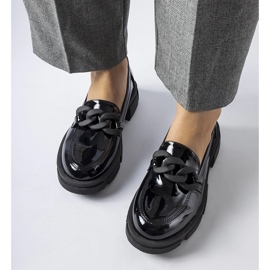 Mocasines de charol negro con cadena Suelli 2