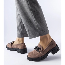Mocasín marrón con cadena de ante ecológico. 1