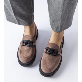 Mocasín marrón con cadena de ante ecológico. 2