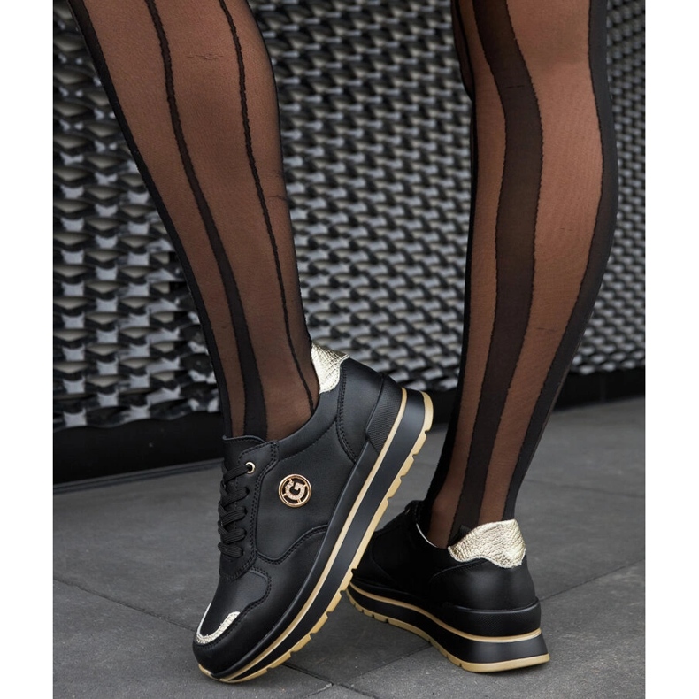 Zapatos de piel negros con pedrería. 1