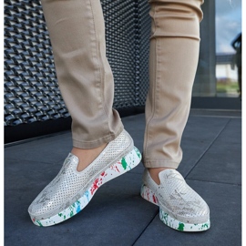 Zapatos beige con cuña de colores. 1