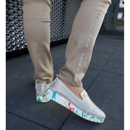 Zapatos beige con cuña de colores. 2