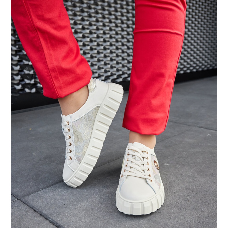 Deportivas de piel beige con pedrería 2