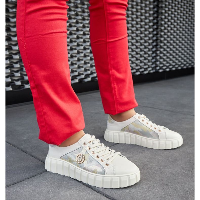 Deportivas de piel beige con pedrería 1