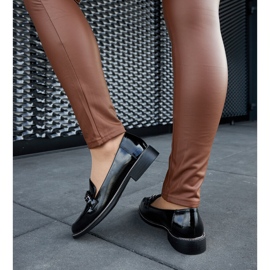 Mocasín charol negro hebilla 3