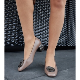 Zapatos de tacón marrones con punta cuadrada. marrón 2