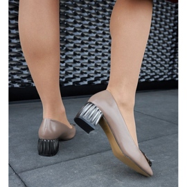 Zapatos de tacón marrones con punta cuadrada. marrón 1 Zapatos de tacón marrones con punta cuadrada. marrón 1