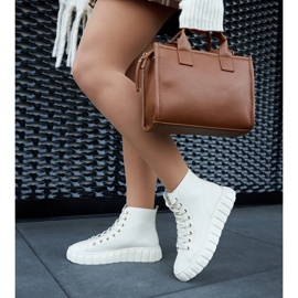 Deportivas largas de piel beige 1 Deportivas largas de piel beige 1