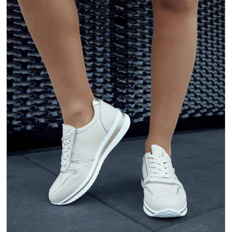 Deportivas de piel beige con pedrería 1