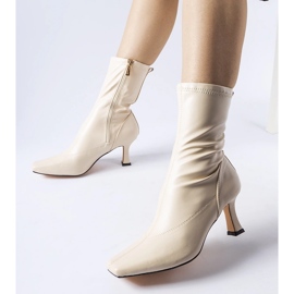 Botas beige tacón bajo 1