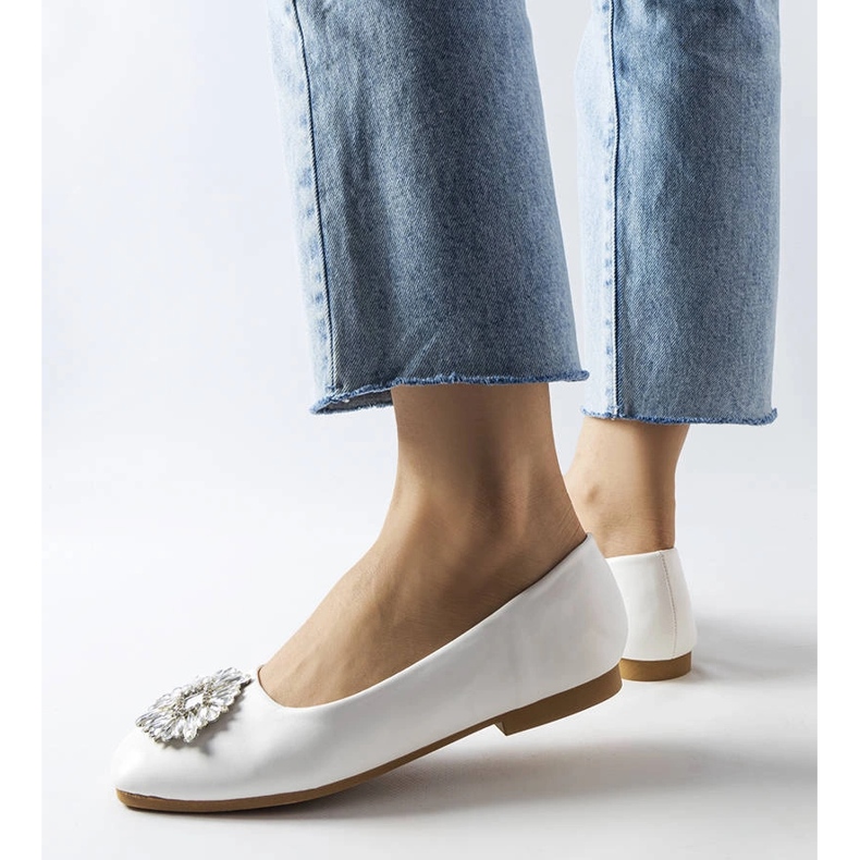 Bailarinas blancas con broche Miren blanco 1 Bailarinas blancas con broche Miren blanco 1