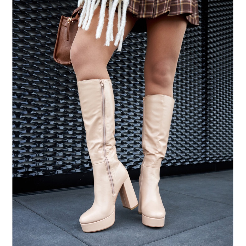 Botas beige con plataforma y tacón de Zoccorino 2